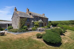 Outdoor dining - Luxury 5 star Farmhouse near padstow, wifi, fishing, bird hide, stunning views (Wadebridge)