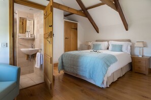 3 bedrooms, iron/ironing board, WiFi, bed sheets - Luxury 5 star Farmhouse near padstow, wifi, fishing, bird hide, stunning views (Wadebridge)