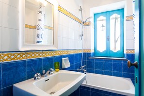 Ensemble baignoire-douche, séchoir à cheveux, bidet, serviettes fournies
