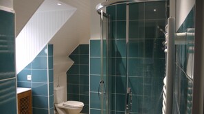 Combined shower/tub, hair dryer, towels, soap