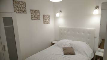 2 bedrooms, iron/ironing board, free WiFi