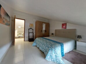 6 quartos, ferros/tábuas de passar roupa, berço de viagem