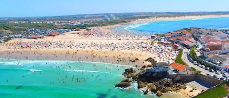 Nær stranden, solsenger og strandhåndklær