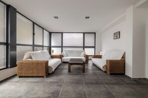 Een televisie en een open haard