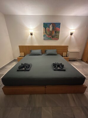 5 bedrooms, desk, iron/ironing board, free WiFi