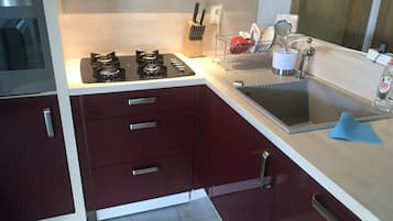 Een koelkast, een magnetron, een oven, een kookplaat