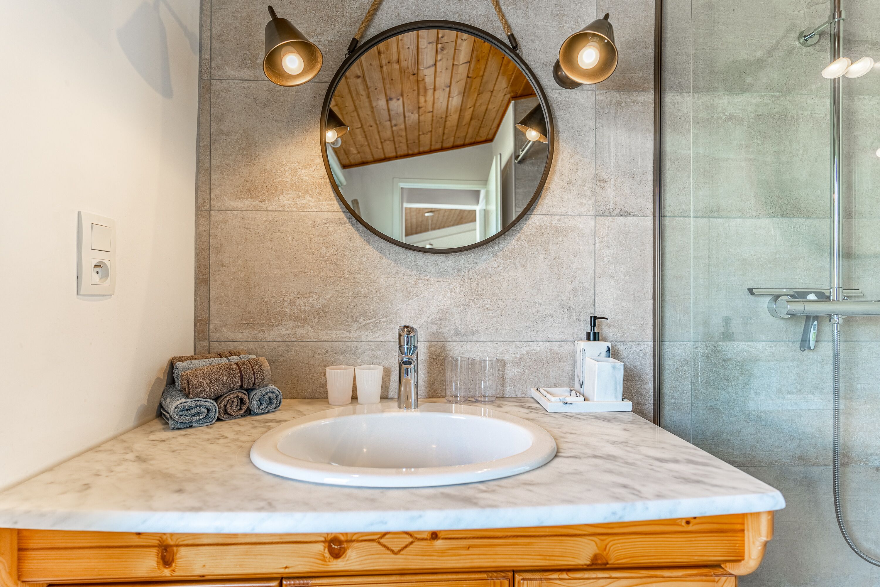 Douche, sèche-cheveux, serviettes fournies, savon