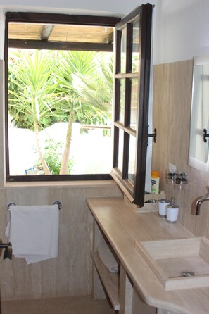 Douche, sèche-cheveux, bidet, serviettes fournies