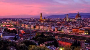 A panoramic view of a cityscape at dusk with prominent historical buildings and a river. - Mimi Suite - Brand new flat Santa Maria Novella (Firenze)