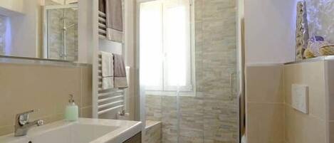Dusche, Haartrockner, Bidet, Handtücher