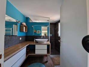 Shower, hair dryer, towels, toilet paper - Renovated fisherman's cottage, beautiful sea view, 6/8 pers. (Erquy)