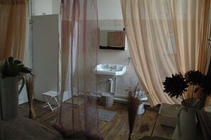 Douche, sĂšche-cheveux, bidet, serviettes fournies