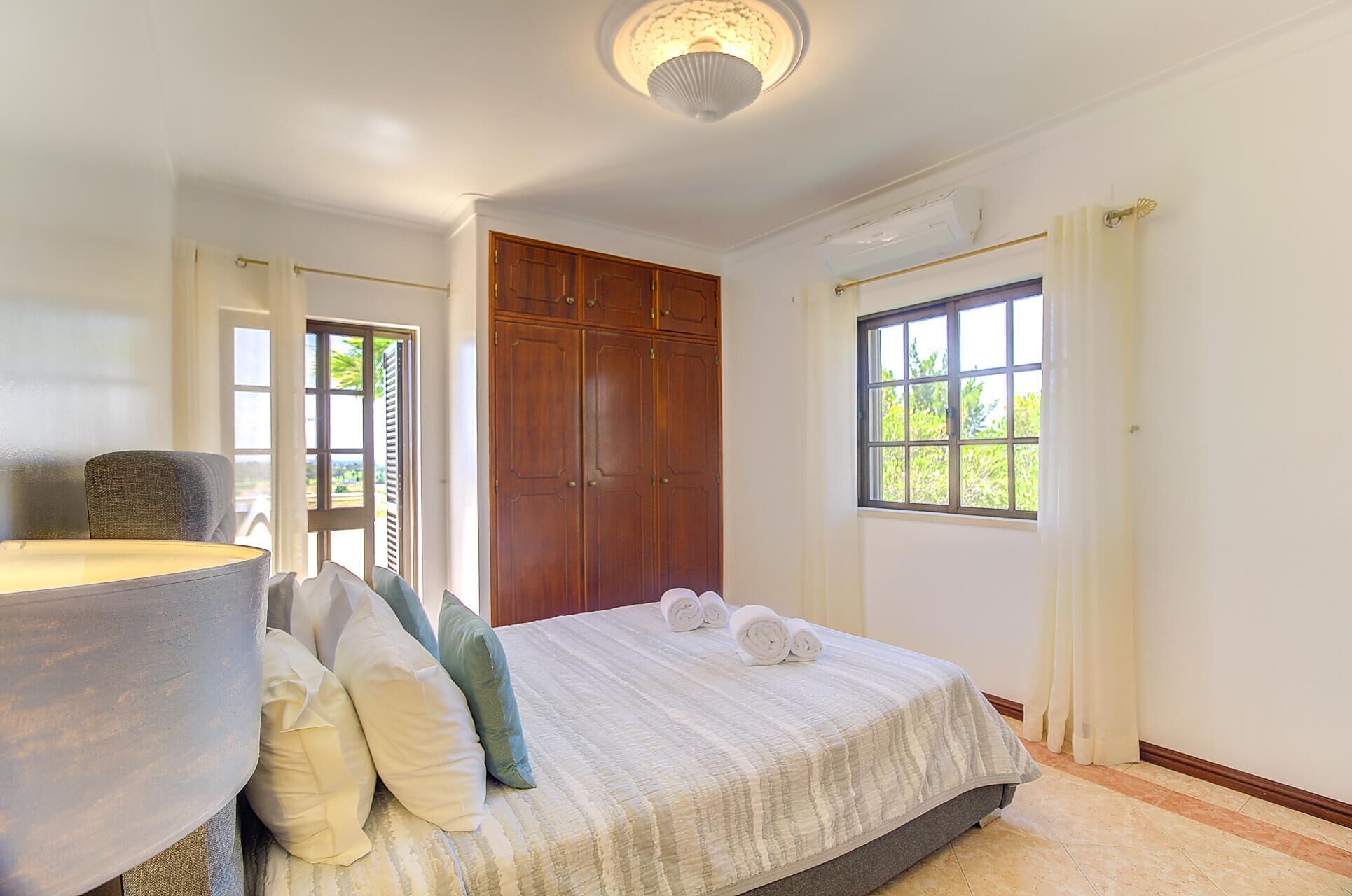 4 slaapkamers, een kluis op de kamer, een strijkplank/strijkijzer