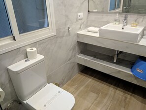 Douche, sèche-cheveux, serviettes fournies