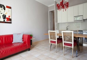 TV - SANT ANTONI, nice, silent and central located vacation rentals in Barcelona (Barcelona)