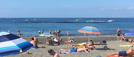 Una spiaggia nelle vicinanze