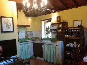 Réfrigérateur, micro-ondes, plaque de cuisson, cafetière/bouilloire