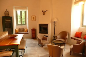 TV connectée, cheminée, lecteur de DVD, table de tennis de table