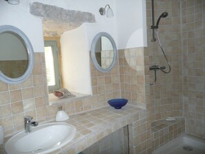 Douche, sèche-cheveux, serviettes fournies, savon