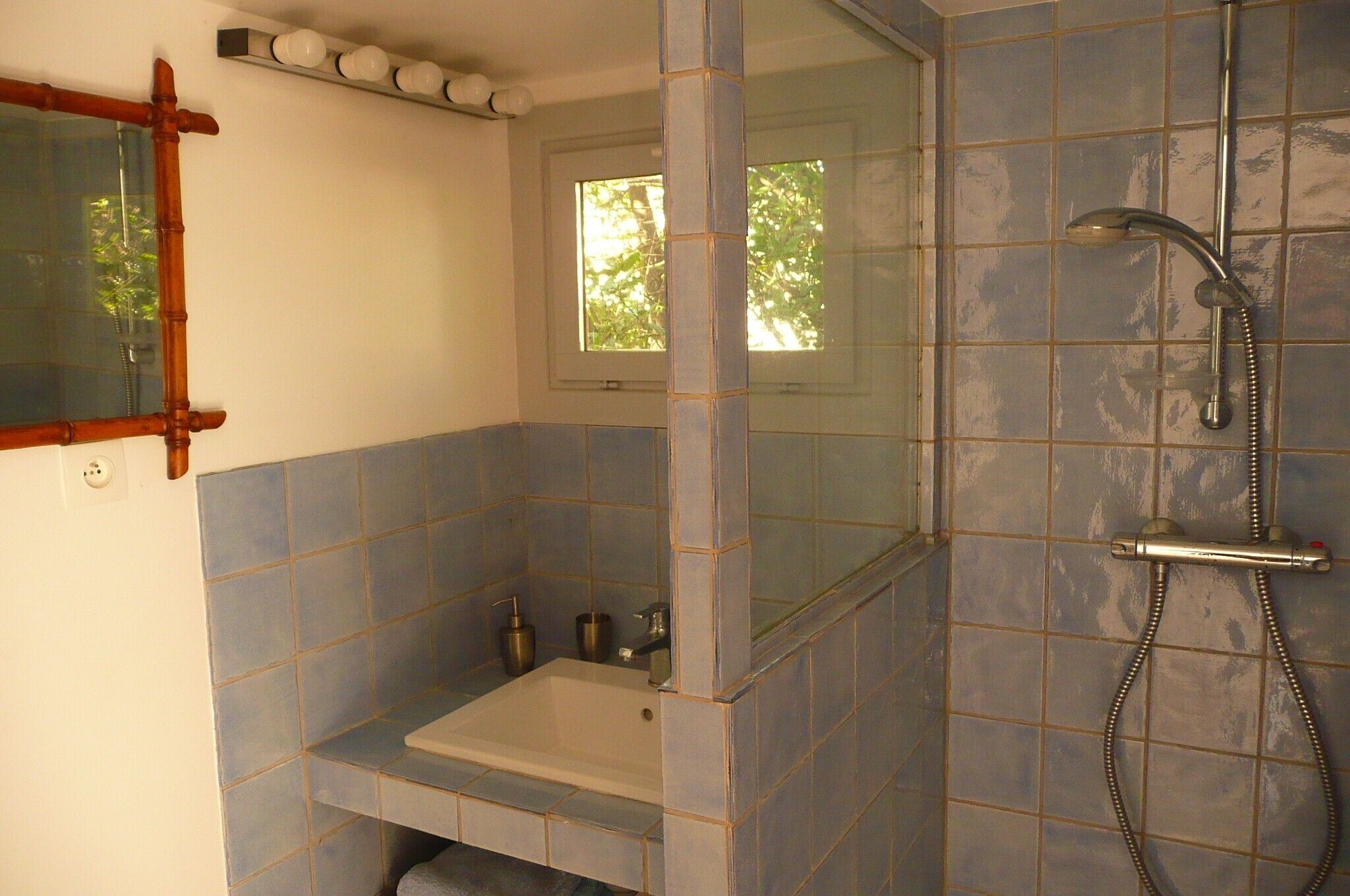 Un baño con bañera, ducha y ventana.