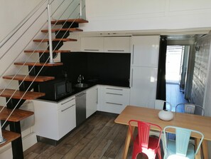 Réfrigérateur, micro-ondes, four, plaque de cuisson