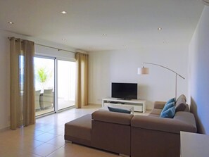 Smart-TV, DVD-spiller, bøker og filmbibliotek