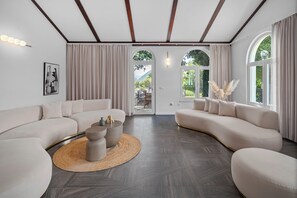 تلفزيون ذكي، مدفأة، ألعاب فيديو، مشغل دي في دي