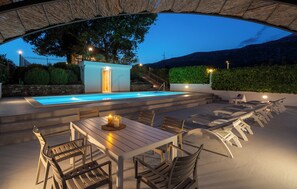 حمّام سباحة خارجي