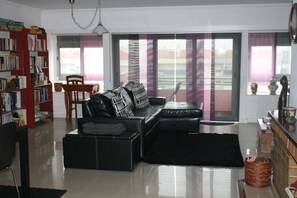 TV, fireplace, DVD player, books - Nice Apartment in Lisbon - 4/5 people - 3 kms from airport (Lisboa)
