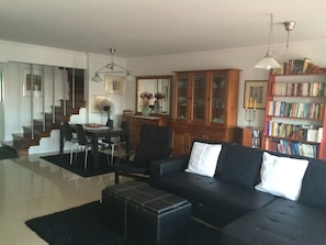 Téléviseur, foyer, lecteur de DVD, livres