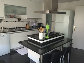 Réfrigérateur, four à micro-ondes, un four, surface de cuisson