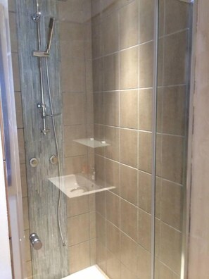 Douche, sèche-cheveux
