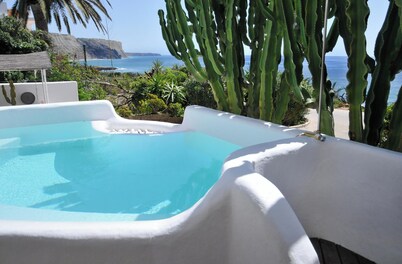 Ocean front Villa / private  pool /180° Sea View / true vintage /