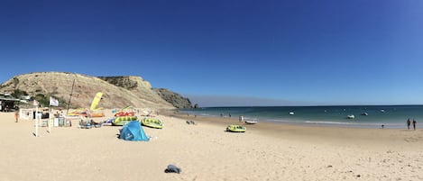 Una spiaggia nelle vicinanze, lettini da mare