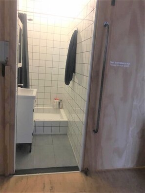 Dusj, hårføner, håndklær og såpe