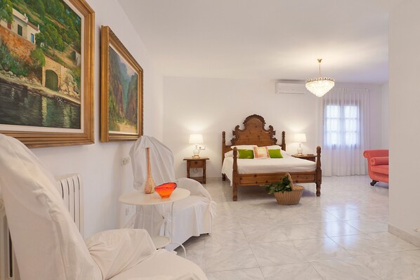 5 bedrooms, iron/ironing board, travel cot, free WiFi - Ca'n Reto - with private swimming pool (Palma de Mallorca)