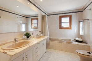 Badewanne, Haartrockner, Handtücher, Toilettenpapier