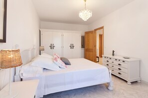 5 bedrooms, iron/ironing board, travel cot, free WiFi - Ca'n Reto - with private swimming pool (Palma de Mallorca)