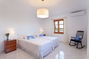 5 chambres, fer et planche à repasser, lit de bébé portatif