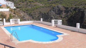 Une piscine offrant une vue dégagée sur un paysage montagneux en arrière-plan.