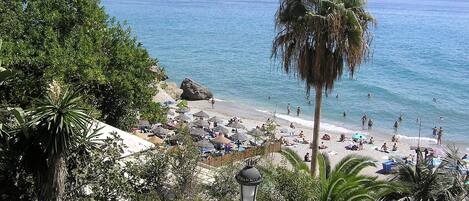 Plage à proximité, chaise longue, serviettes de plage