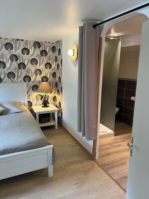 4 bedrooms, iron/ironing board, travel crib, free WiFi