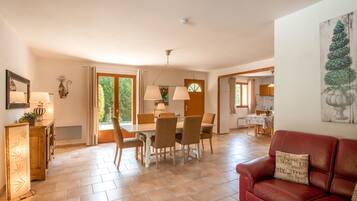 Télévision, lecteur de DVD, table de tennis de table, livres