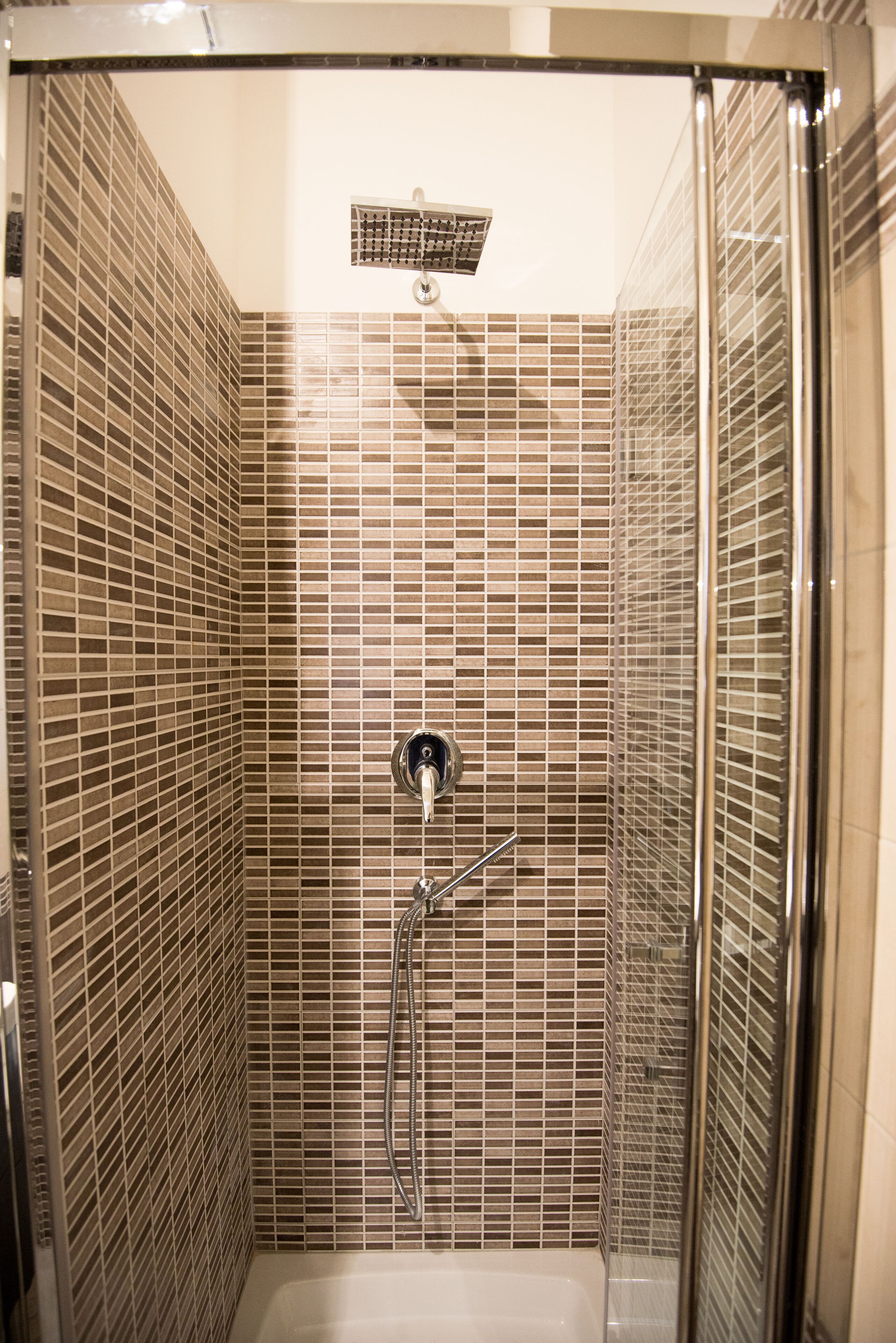 Douche, sèche-cheveux, bidet, serviettes fournies