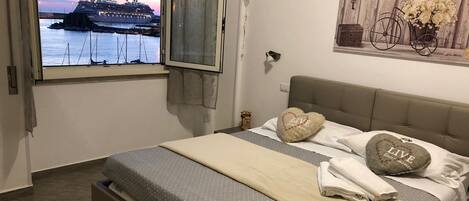 3 chambres, fer et planche à repasser, lit de bébé portatif