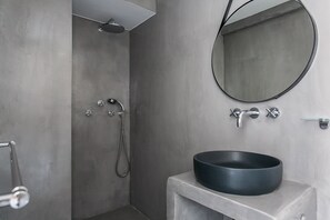 Douche, séchoir à cheveux, serviettes fournies, savon