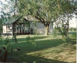 Property grounds - Detached Bungalow In Large Lawned Garden With Old Orchard. Non-smoking Property (Sutterton)