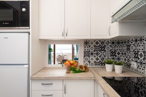 Fridge, microwave, oven, coffee/tea maker