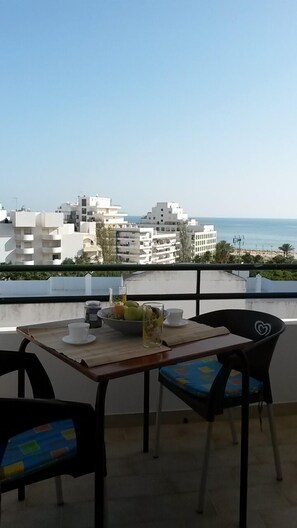 Outdoor dining - APARTMENT WITH SEA VIEW IN QUIET ZONE (Quarteira)