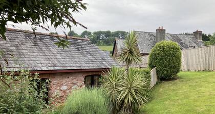 Character Barn Conversion, in einem zeitgenössischen Stil eingerichtet, mit eigenem Garten und Parkplatz.